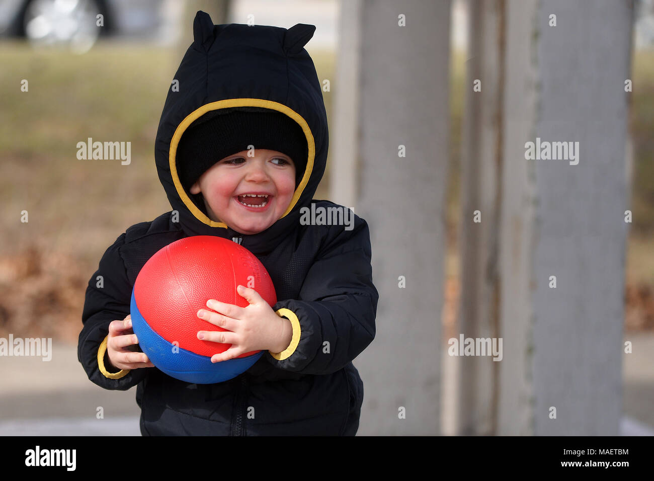Jeune enfant jouer à l'extérieur dans le froid.Credit:Mario Beauregard/Alamy Live News Banque D'Images