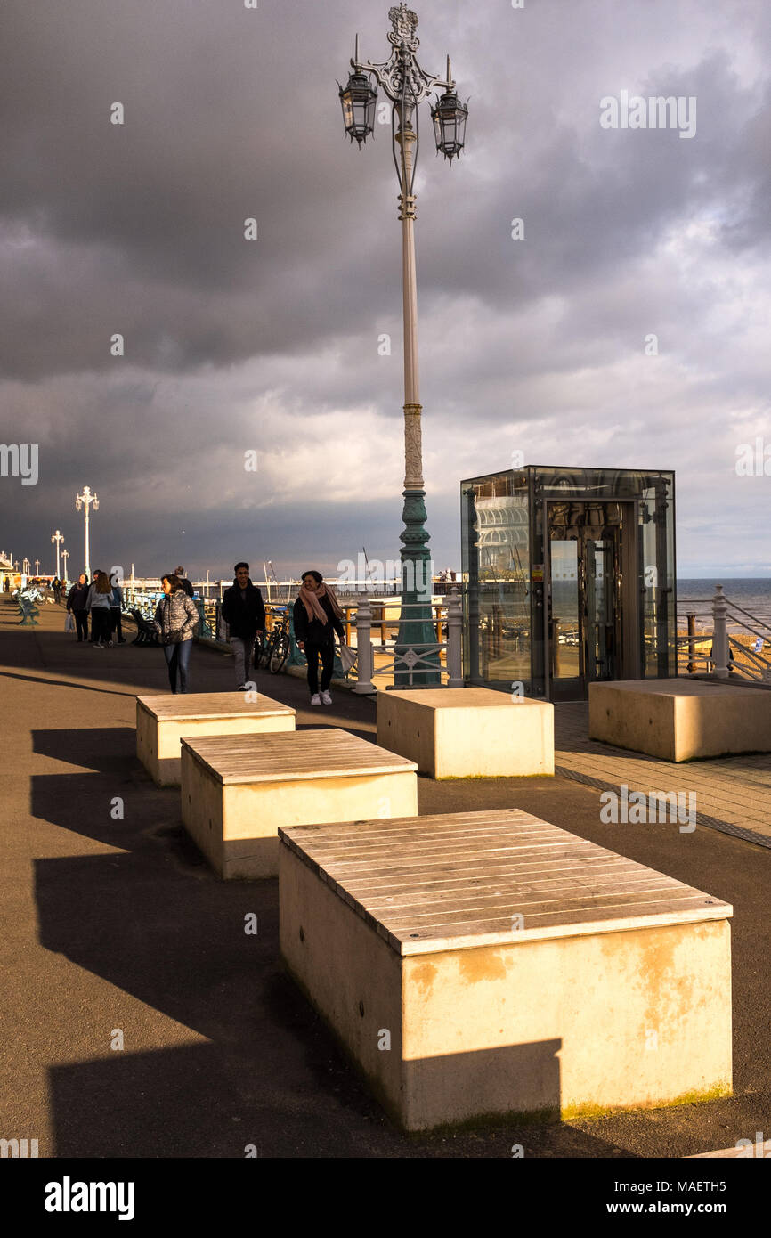 Sur les bancs de la plage de Brighton Banque D'Images