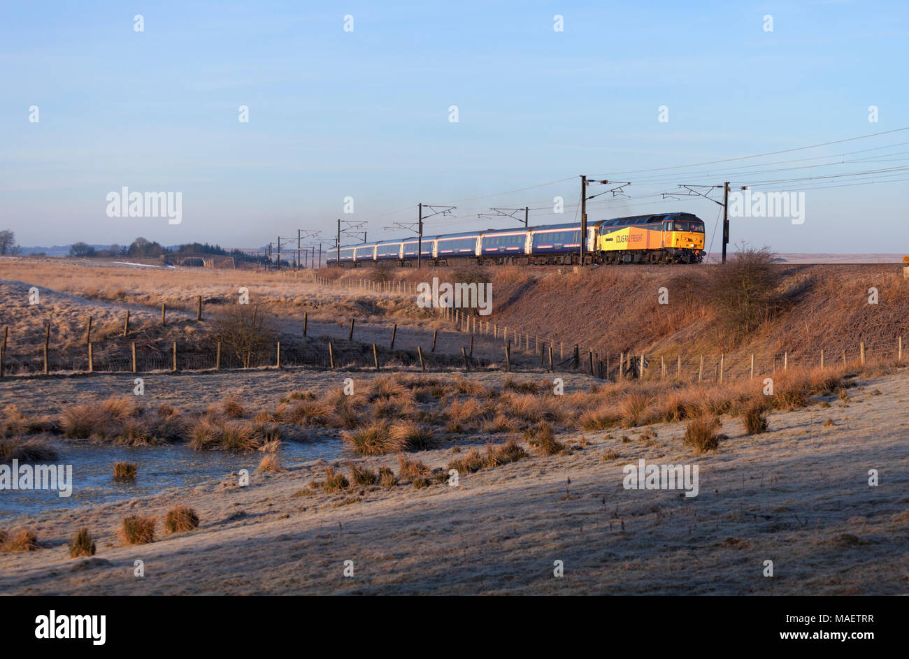 Les Carstairs pour Edimbourg la partie 2350 Euston - Glasgow Caledonian sleeper passe Auchengray tiré par une locomotive diesel de la classe 47 Banque D'Images