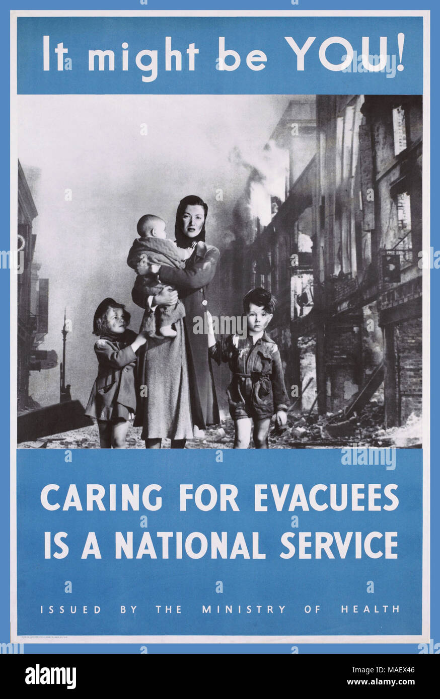 1940 Affiches de propagande de l'information UK photographie d'une femme tenant un bébé et accompagnée de deux petits enfants. Ils marchent dans une rue bombardée avec des bâtiments en feu. Leurs vêtements sales et déchirés suggère qu'ils ont été capturés dans un raid aérien." Il serait peut-être vous ! Prendre soin des personnes évacuées EST UN SERVICE NATIONAL" DÉLIVRÉE PAR LE MINISTÈRE DE LA SANTÉ 1940 Seconde Guerre mondiale WW2 Propaganda Poster de l'information - Partie d'une série exhortant à prendre au sérieux les Britanniques d'évacuation et d'envoyer leurs enfants hors de la ville pour la sécurité. Banque D'Images