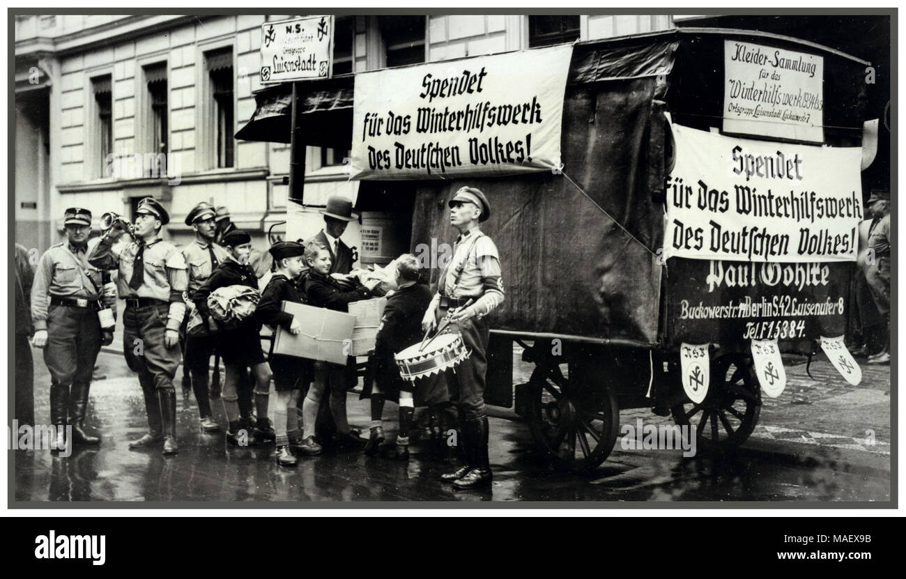 WINTERHILFSWERK 1930 Le 13 septembre 1933, Adolf Hitler a ouvert le "Premier Secours d'hiver l'action contre la faim et froid". Dans son discours, il a comparé le toujours combattu "solidarité marxiste internationale" à l'aide de "vivre la solidarité nationale du peuple allemand, qui a été justifiée dans le sang 'éternellement' ici un camion de collecte pour les vêtements et les dons de nourriture nationale-socialiste des années 30, le bien-être de la population ' portant des brassards à croix gammée (VNR) Allemagne Banque D'Images