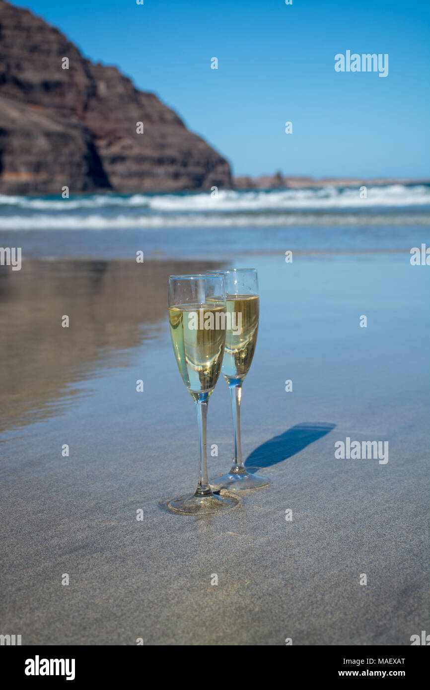 Deux verres de champagne ou blanc froid cava mousseux servi sur la plage  tropicale de sable blanc, complexe de luxe avec vue sur mer, vacances  romantiques Photo Stock - Alamy