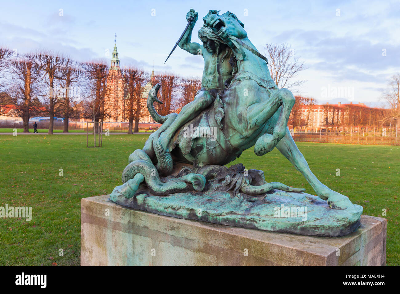 Lutte avec serpent sculpture dans les jardins du château de Rosenborg ou Kongens ont littéralement le Kings Garden est le plus ancien et le parc le plus visité dans le centre de Copen Banque D'Images