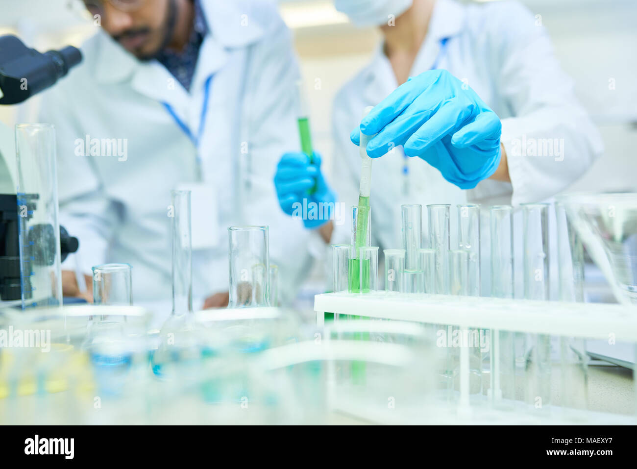 Collègues médecins holding research in lab Banque D'Images
