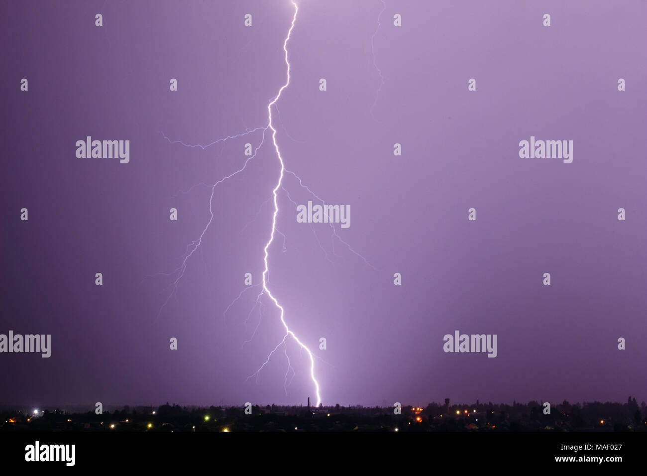 L'éclair dans le ciel de nuit sur la campagne. Météo Banque D'Images