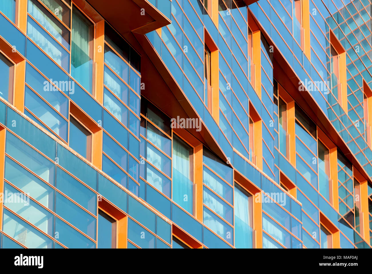 Un bâtiment moderne à façade miroir ton bleu Banque D'Images