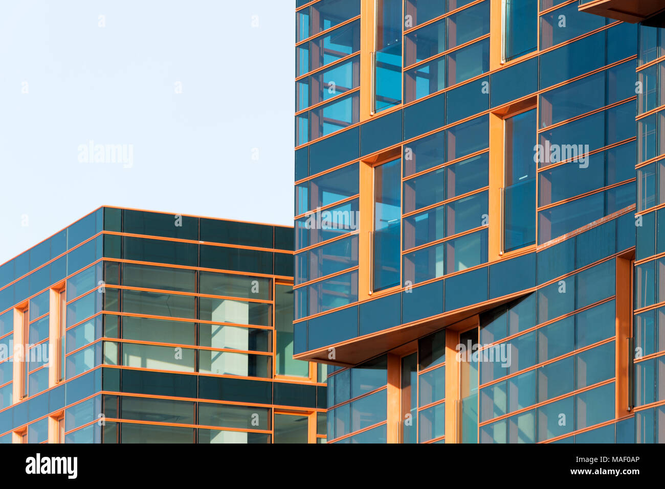 Un bâtiment moderne à façade miroir ton bleu Banque D'Images