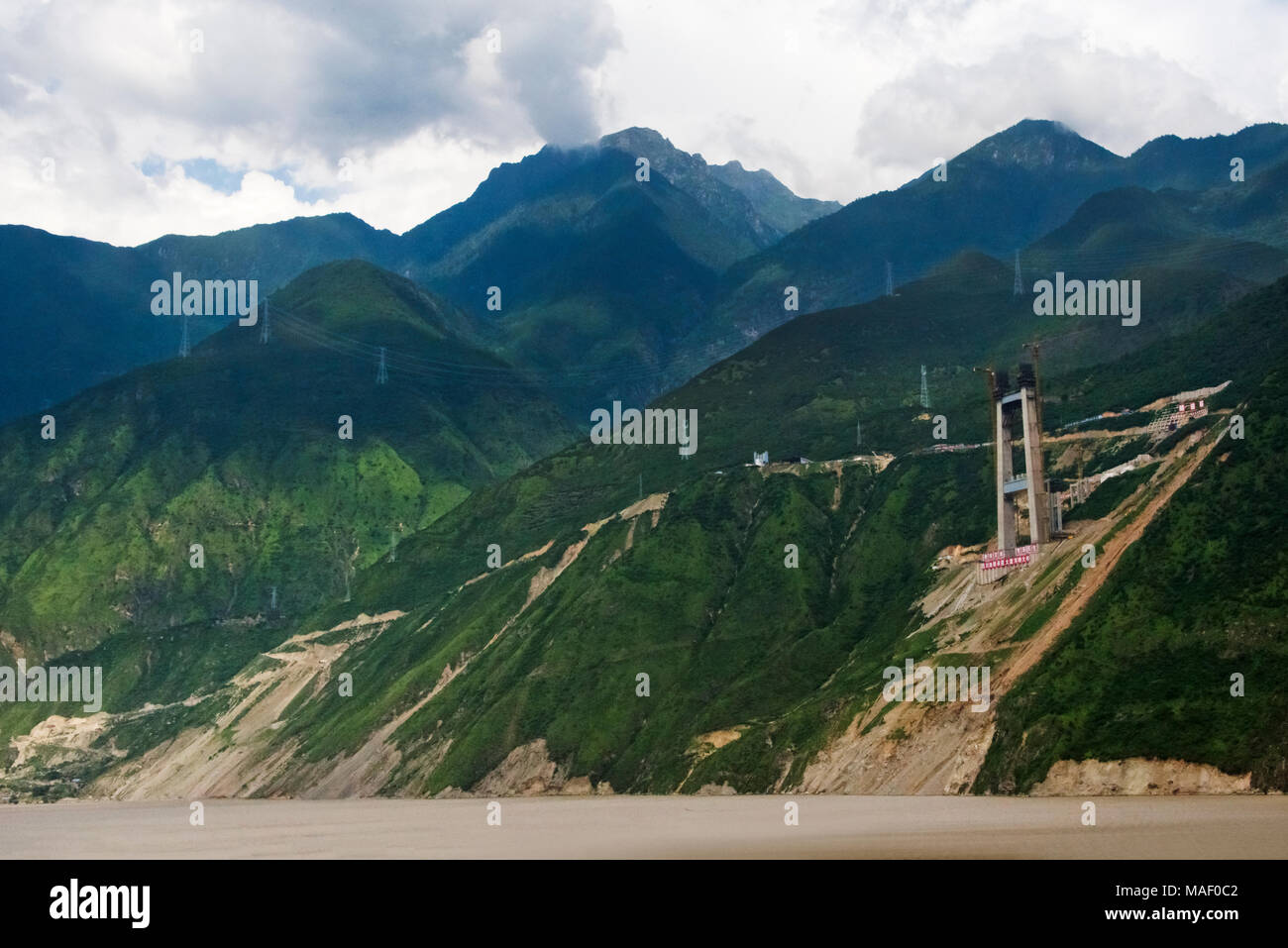 Pont du bâtiment dans la montagne, l'ouest du Sichuan, Chine Banque D'Images