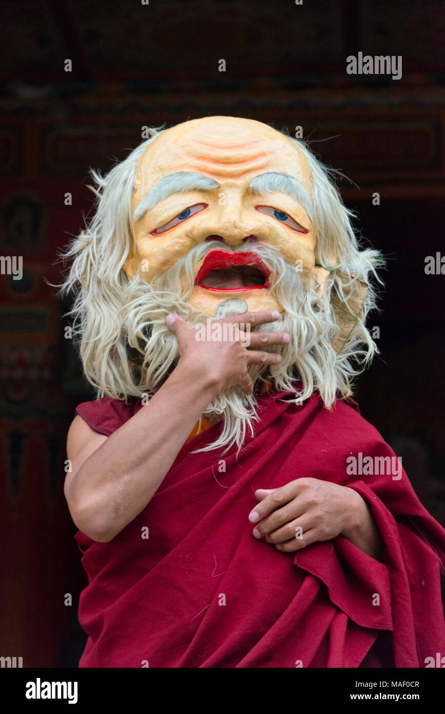 Moine tibétain wearing mask lors d'une fête bouddhiste, Juli Temple, Xinduqiao, l'ouest du Sichuan, Chine Banque D'Images
