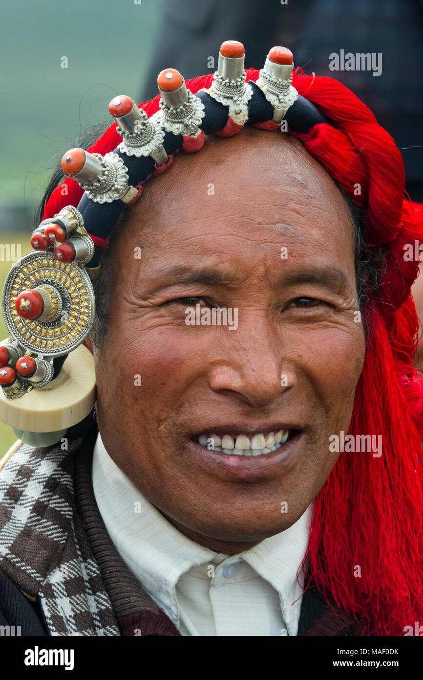 L'homme en costume traditionnel tibétain à Horse Race Festival, Litang, l'ouest du Sichuan, Chine Banque D'Images