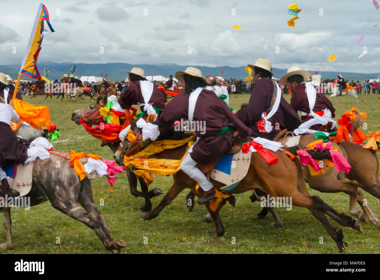 Course de chevaux du peuple tibétain à Horse Race Festival, Litang, l'ouest du Sichuan, Chine Banque D'Images