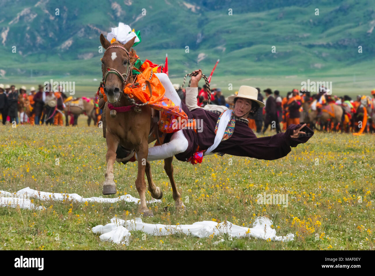 Course de chevaux du peuple tibétain à Horse Race Festival, Litang, l'ouest du Sichuan, Chine Banque D'Images