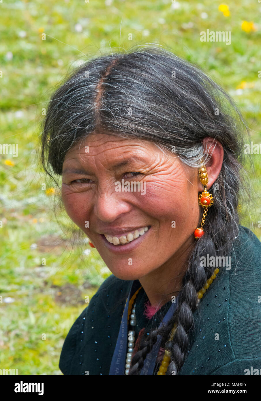 Femme en costume traditionnel tibétain à Horse Race Festival, Litang, l'ouest du Sichuan, Chine Banque D'Images