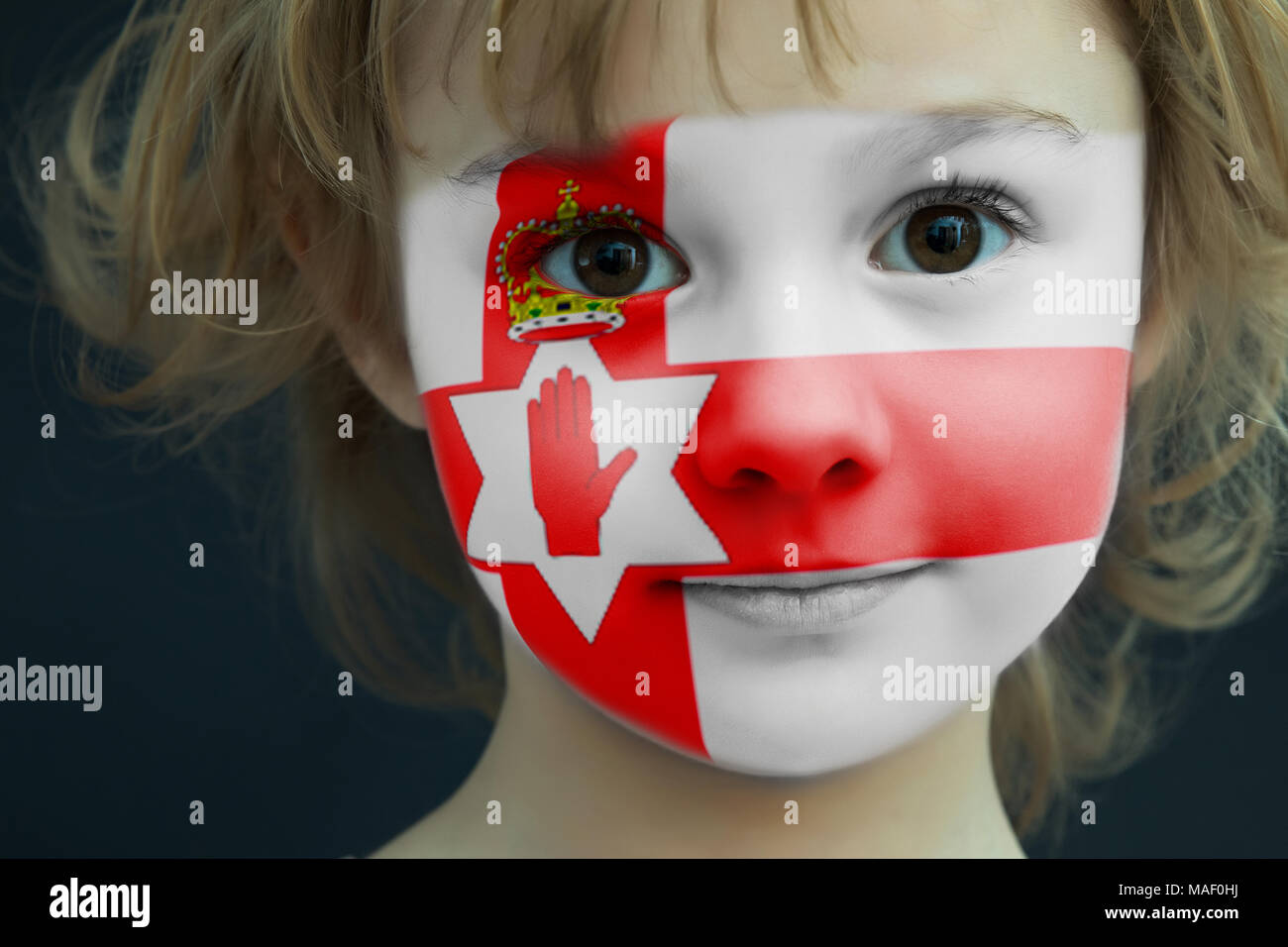 Portrait d'un enfant avec un drapeau de l'Irlande du Nord peint Banque D'Images