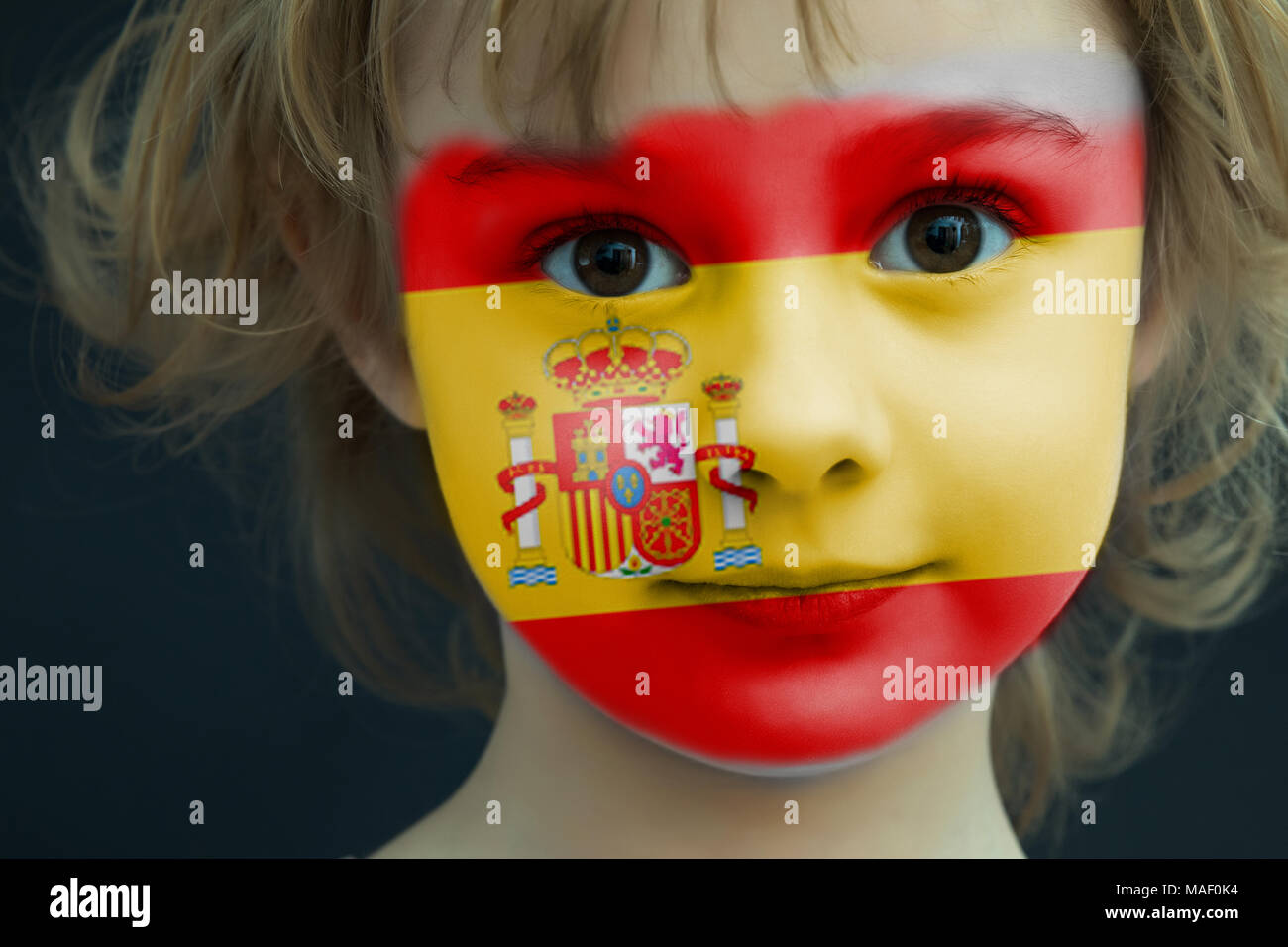 Portrait d'un enfant avec un drapeau espagnol peint Banque D'Images