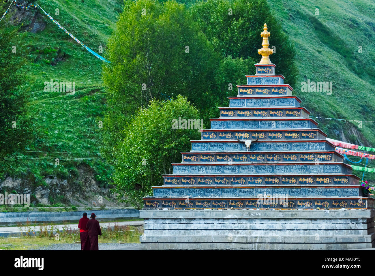 Stupa faite de plaques de pierre avec imprimé en scriputre bouddhiste Monastère Tagong, Tagong, l'ouest du Sichuan, Chine Banque D'Images