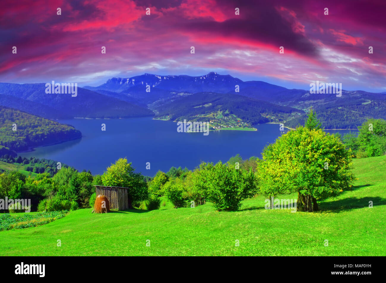 Fantasy Paysage Estival Avec Chaine Des Carpates Et Le Lac Coucher De Soleil Nuages Ajoute Roumanie Photo Stock Alamy