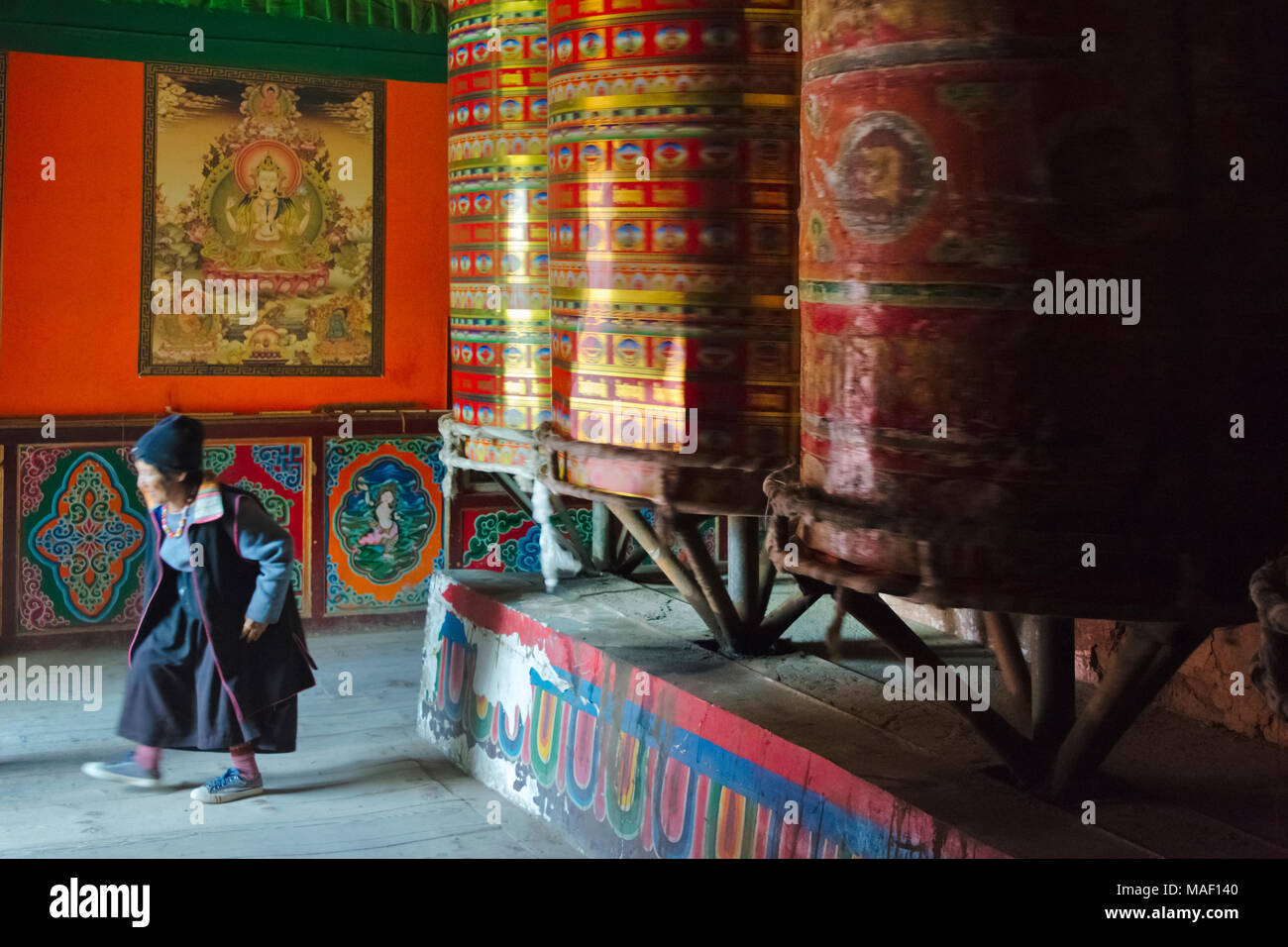 Les pèlerins avec roues priant, Aba, Temple Guanyin Ngawa et tibétain, l'ouest du Sichuan, Chine Banque D'Images