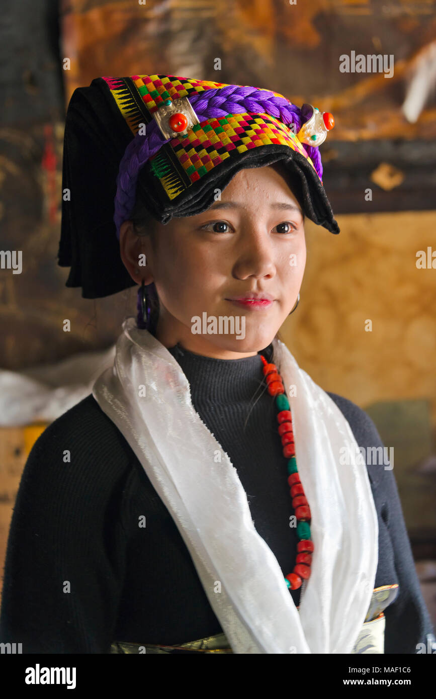 Femme en costume traditionnel tibétain, Jinchuan County, province du Sichuan, Chine Banque D'Images