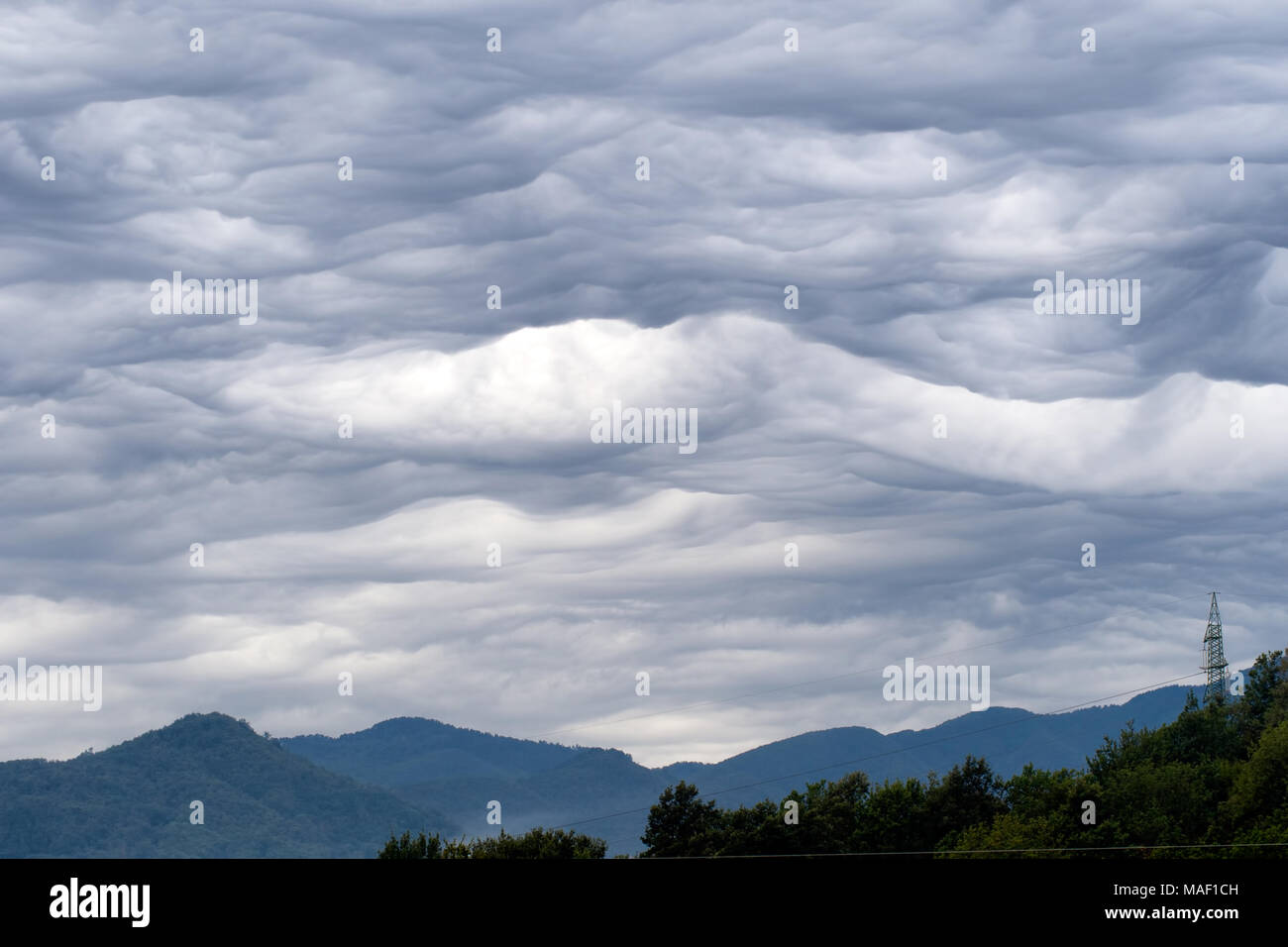 Asperitas cloud. Formation étrange. Anciennement connu sous le nom de Asparatus undulatus. Sur l'Italie. Banque D'Images