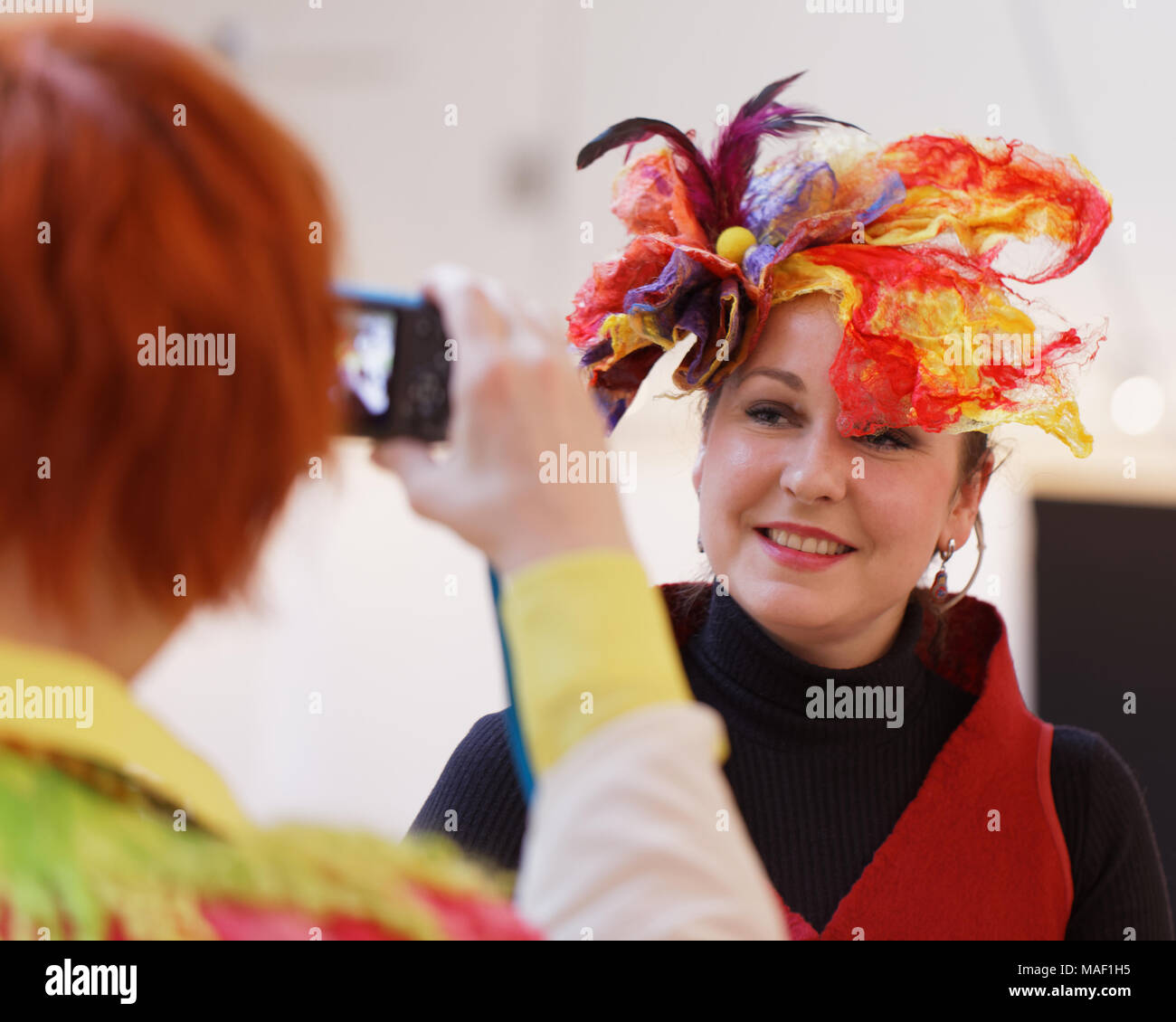 Saint-pétersbourg, Russie - le 22 mars 2018 : les chapeaux fashion show de l'exposition au cours de TeddyFun 2018 Bazar artisanal. L'exposition est organisée de façon saisonnière tr Banque D'Images