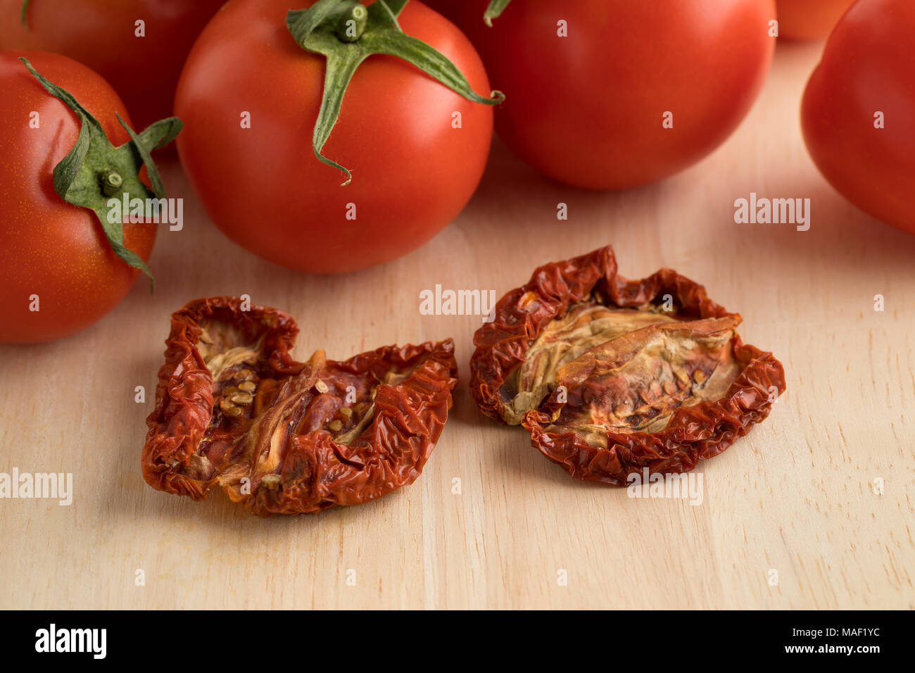 Produits frais et tomates séchées séchées au soleil Banque D'Images