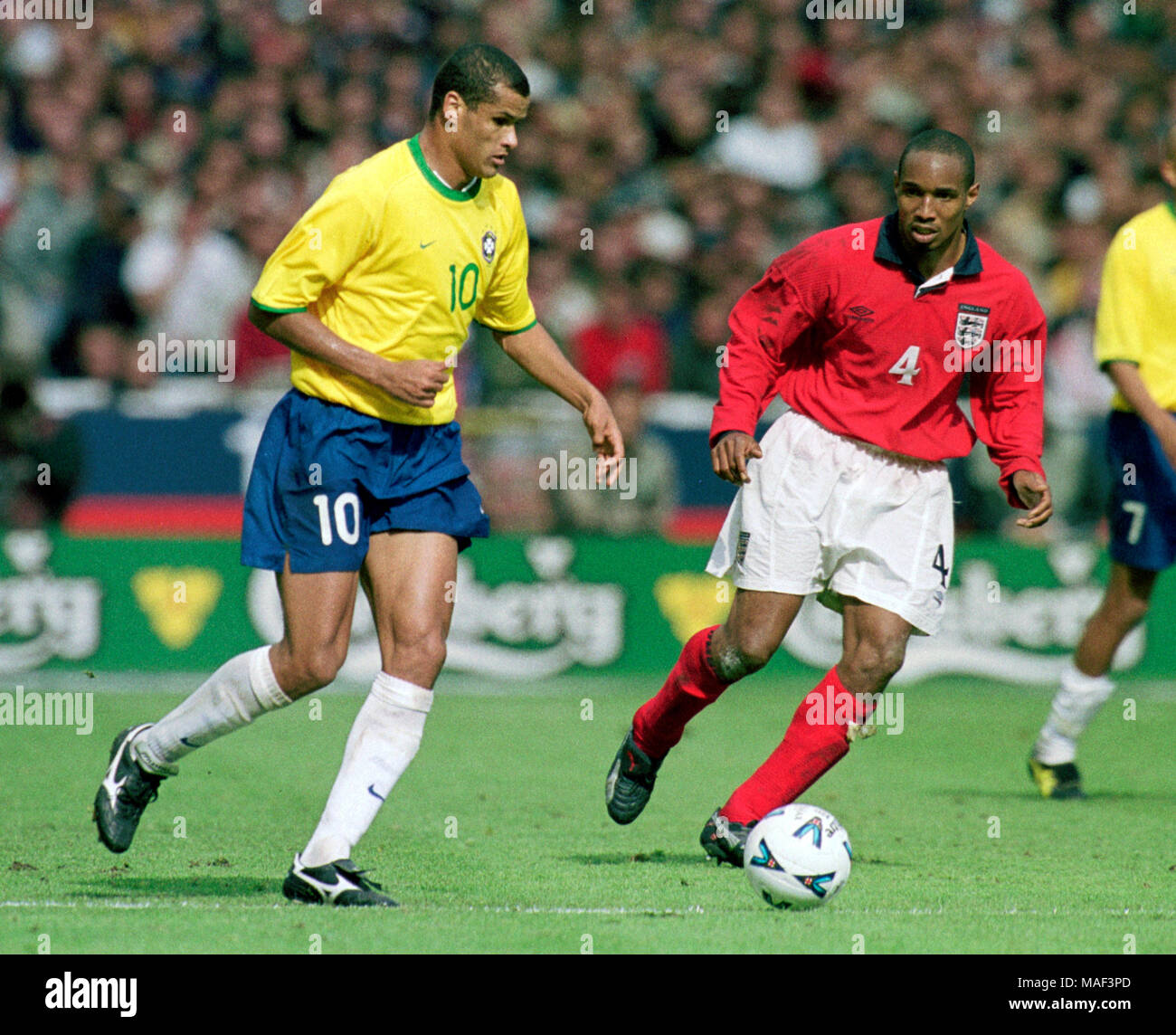 Le stade de Wembley à Londres, Angleterre 27.5.2000, football, match amical, l'Angleterre contre le Brésil 1:1 --- RIVALDO (BRA), PAUL INCE (FRA) Banque D'Images