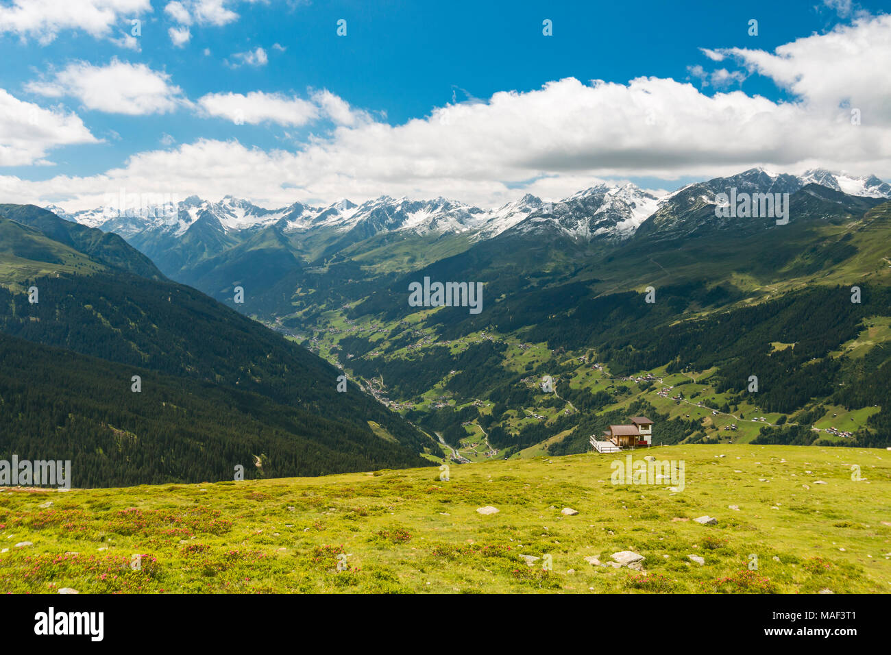 Vue sur la vallée de Paznaun, l'Autriche avec le village de Kappl et un peu de neige sur les sommets des montagnes. Banque D'Images