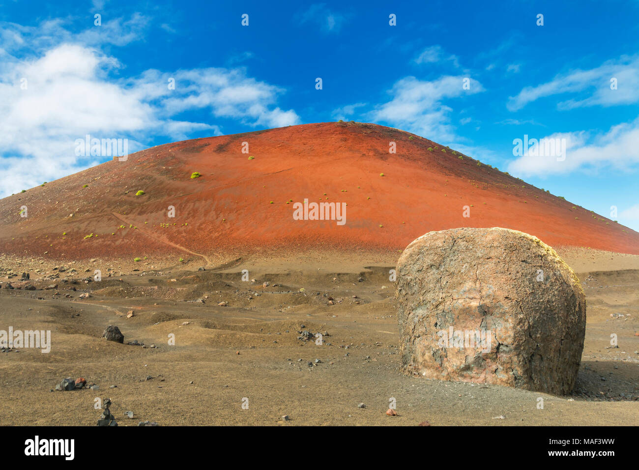 Avis d'une grande bombe de lave en face de la Caldeira Colorada en Lanzarote, Espagne. Banque D'Images