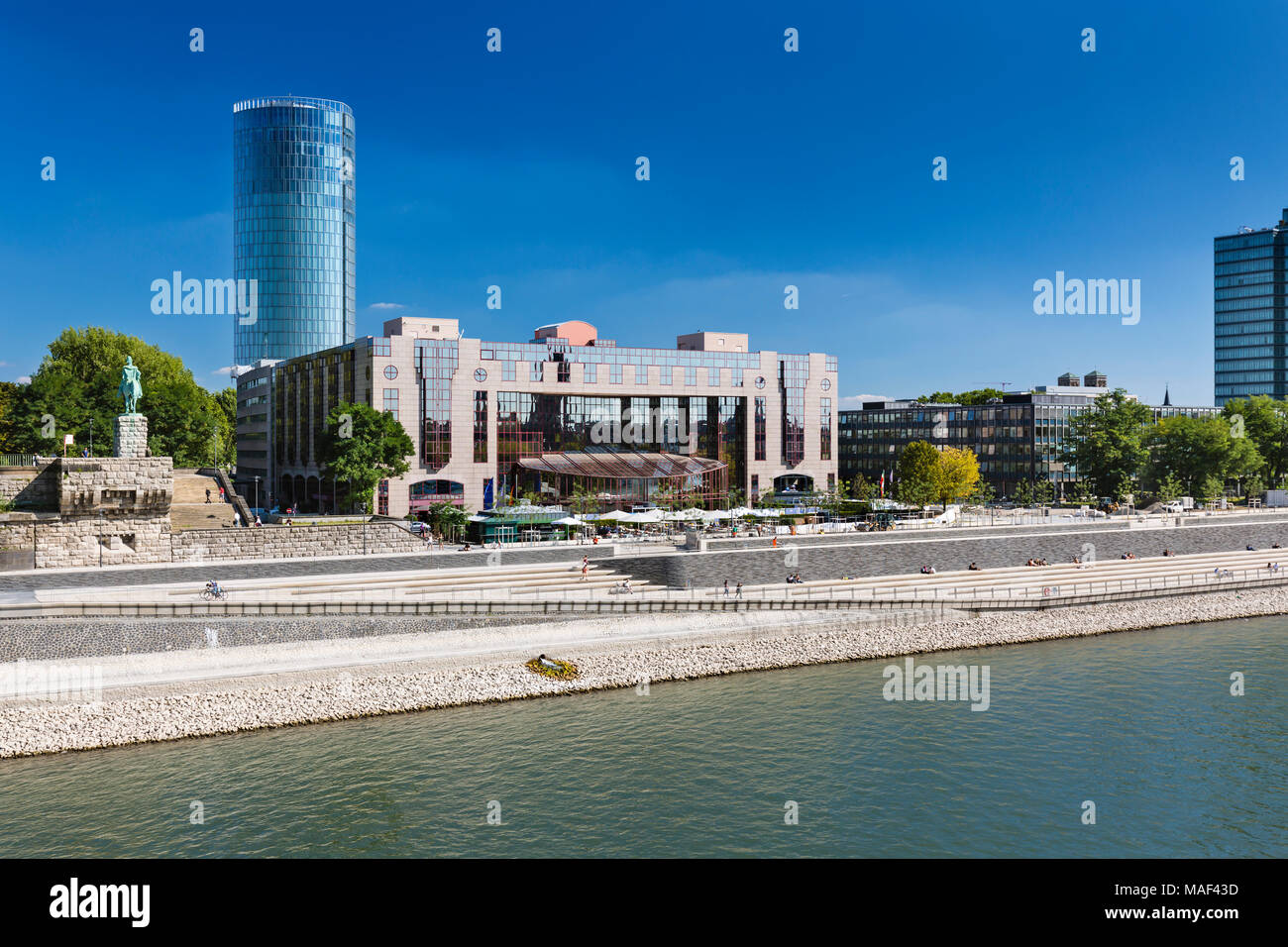 Les bâtiments modernes sur la rive du Rhin à Cologne Deutz, l'Allemagne avec la promenade nouvellement construit. Banque D'Images
