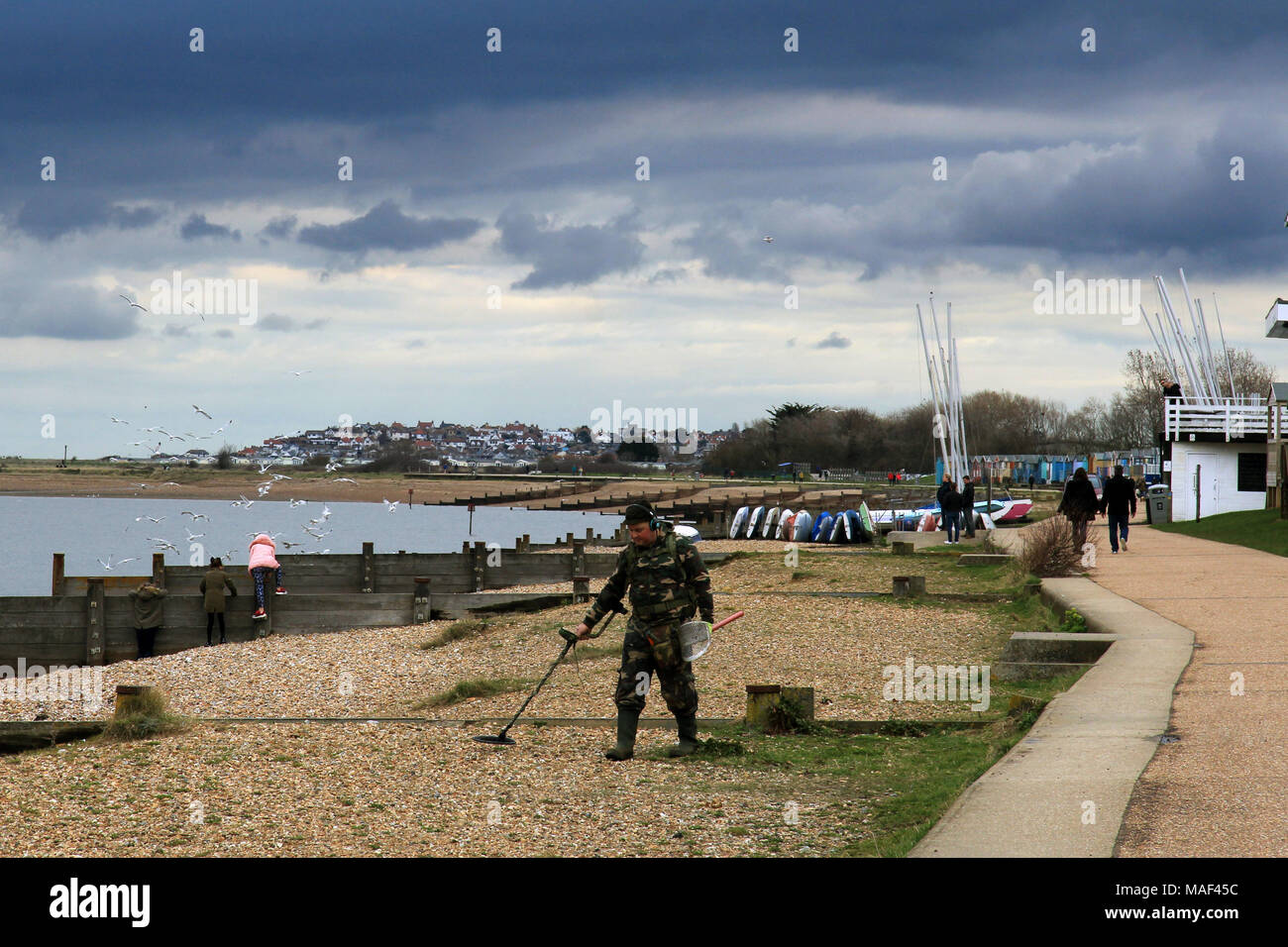 Whitstable, Kent / France - 31 mars 2018 : les gens sur la plage à Whitstable sur un week-end de Pâques nuageux Banque D'Images