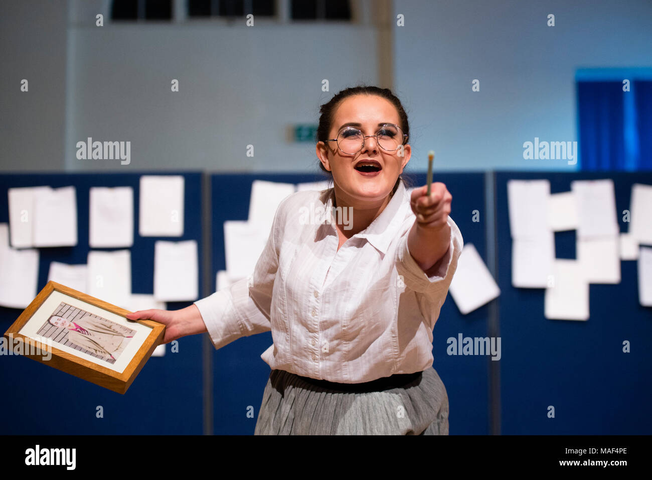 Les étudiants de l'Université d'Aberystwyth - membres de l'appel de Rideau Musical Theatre Society - agissant dans une production de "9 à 5", le Dolly Parton encore de "9 à 5 est une réflexion encore hilarante comédie musicale basée sur le film du même nom, dans laquelle les collègues Violet, Judy, et Doralee s'unissent pour tourner les tables sur leur patron onctueux, sexiste, Hart Franklin Jr. " Banque D'Images