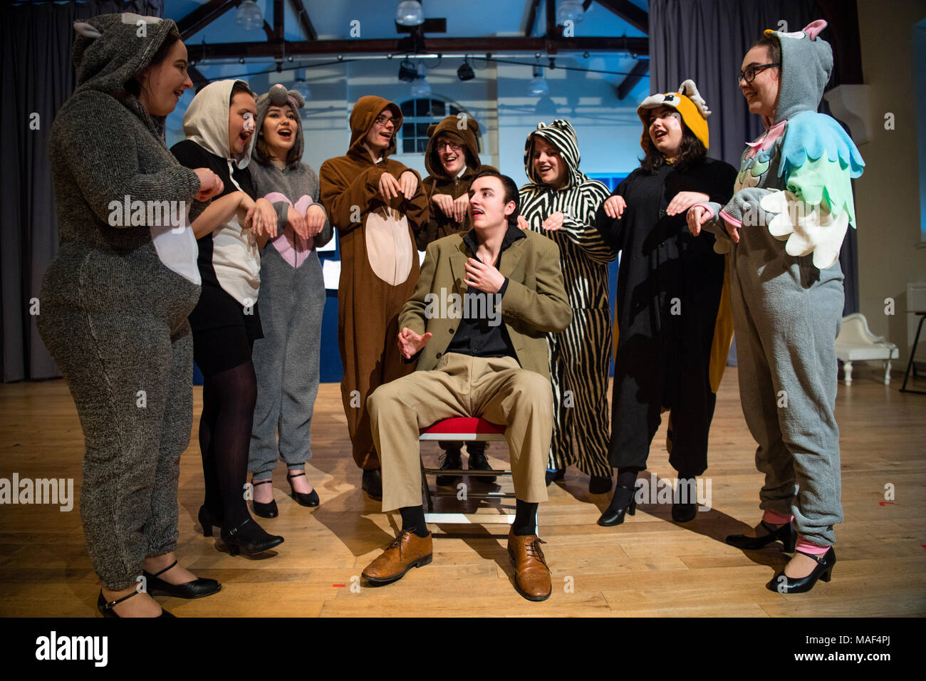 Les étudiants de l'Université d'Aberystwyth - membres de l'appel de Rideau Musical Theatre Society - agissant dans une production de "9 à 5", le Dolly Parton encore de "9 à 5 est une réflexion encore hilarante comédie musicale basée sur le film du même nom, dans laquelle les collègues Violet, Judy, et Doralee s'unissent pour tourner les tables sur leur patron onctueux, sexiste, Hart Franklin Jr. " Banque D'Images Les étudiants de l'Université d'Aberystwyth - membres de l'appel de Rideau Musical Theatre Society - agissant dans une production de "9 à 5", le Dolly Parton encore de "9 à 5 est une réflexion encore hilarante comédie musicale basée sur le film du même nom, dans laquelle les collègues Violet, Judy, et Doralee s'unissent pour tourner les tables sur leur patron onctueux, sexiste, Hart Franklin Jr. " Banque D'Images