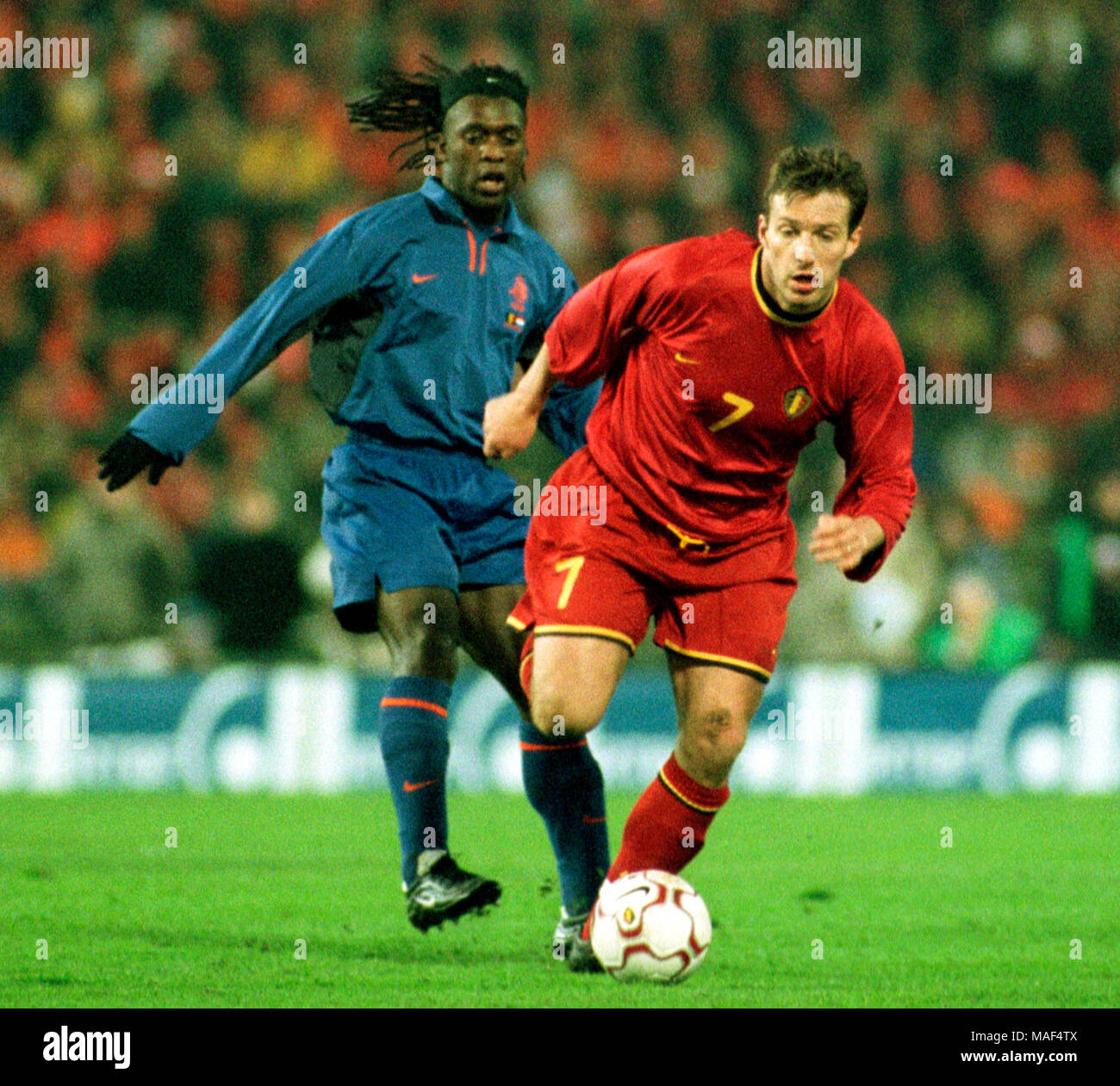 Stade Roi Baudouin Bruxelles, Belgique 29.3.2000, Football, match amical : le Belgique contre les Pays-Bas 2:2 --- Marc WILMOTS (BEL), Clarence Seedorf (NED) Banque D'Images