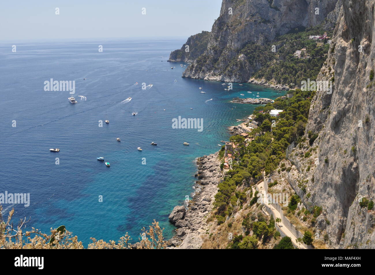 Bay, les falaises et l'eau bleu turquoise de l'île de Capri, Italie Banque D'Images