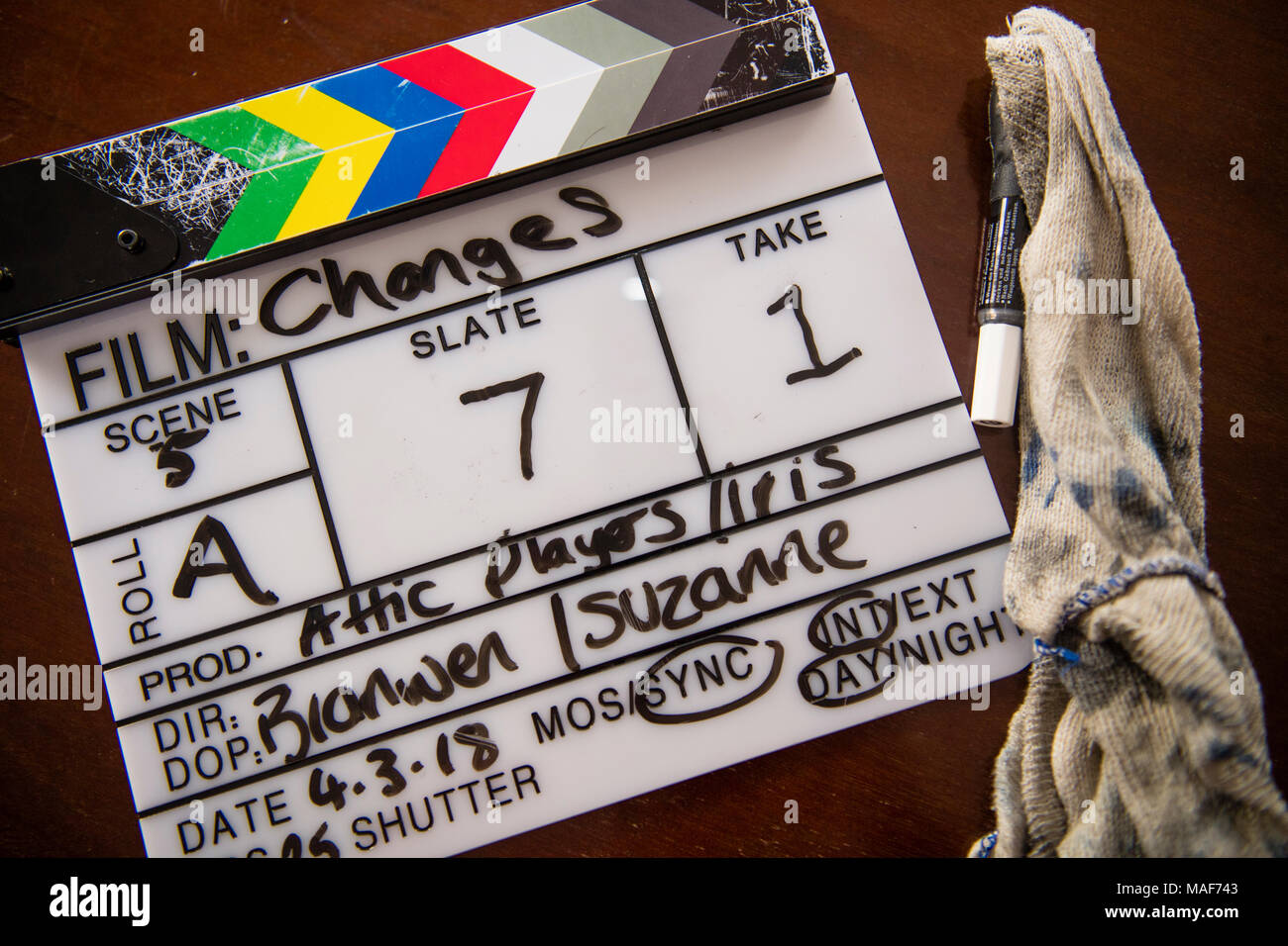 La production vidéo et multimédia au Royaume-Uni : un clapper board sur l'ensemble d'un petit court métrage à faible budget en cours Banque D'Images