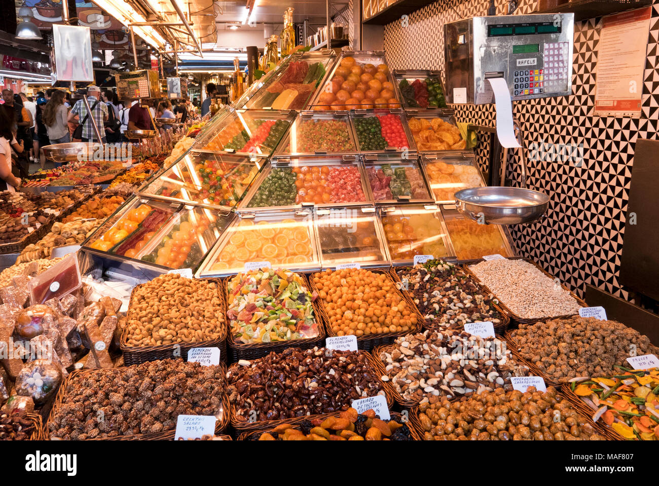 Les fruits secs, les noix et chocolats pour la vente au marché couvert de la Boqueria près de La Rambla, Barcelone, Espagne Banque D'Images