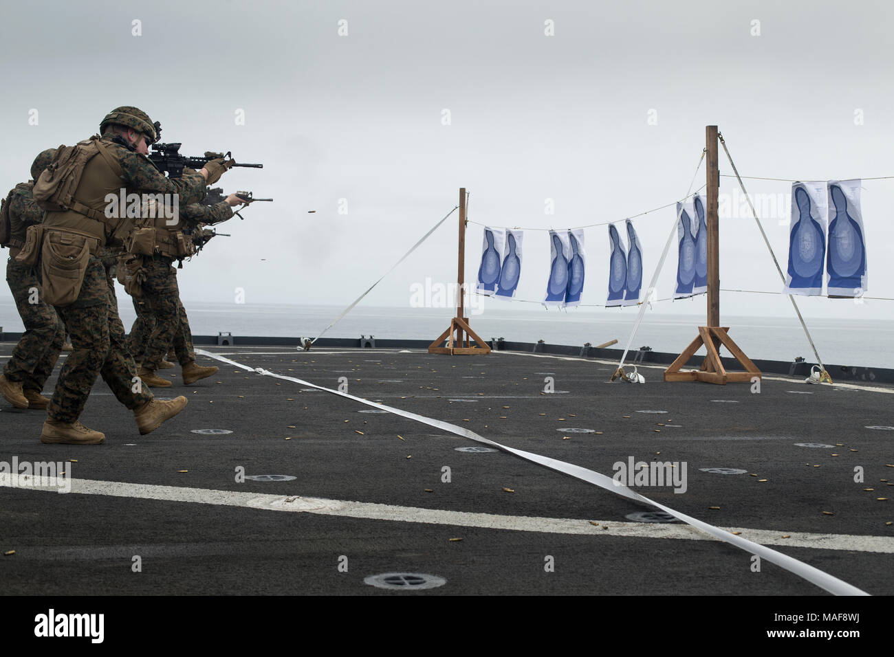 Marines des États-Unis avec l'Équipe de débarquement du bataillon 3/1, 13e Marine Expeditionary Unit (MEU), le feu sur des cibles à bord de l'île de Whidbey-class amphibious landing ship dock USS Rushmore (LSD 47) lors d'un escadron amphibie et MEU opération d'intégration en mer, le 31 mars 2018. Le groupe amphibie d'Essex et 13e MEU entièrement intégré pour la première fois avant leur déploiement d'été. L'Escadron amphibie, MEU intégration formation constitue un préalable essentiel qui permet à l'exercice de déploiement Navy-Marine Corps à l'équipe de planifier et d'exécuter rapidement des opérations complexes à partir de l'expédition navale. (U.S. Marine Corps photo de Cp Banque D'Images