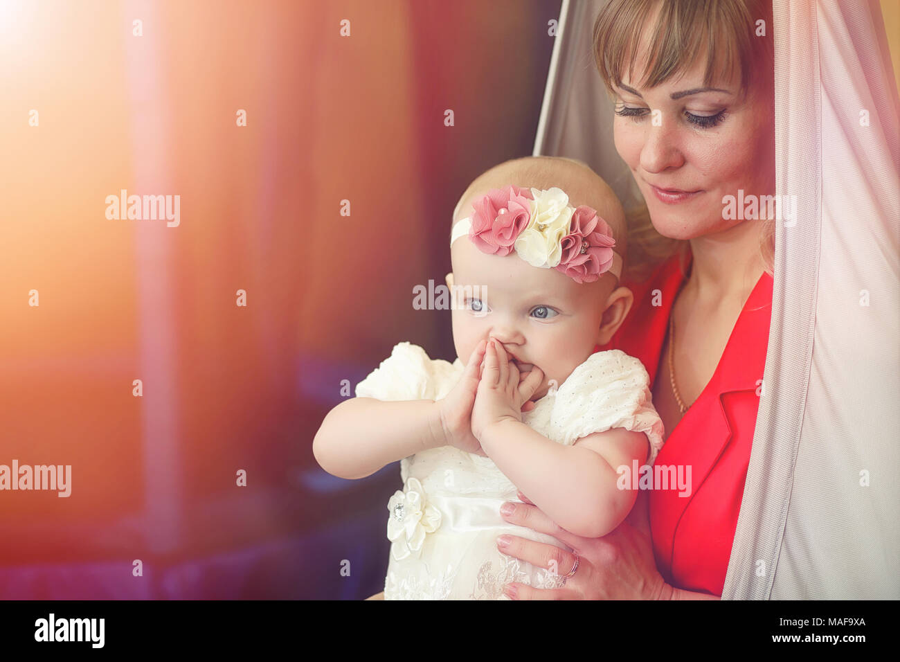 Bebe Dans Les Bras De La Jeune Fille La Maman Tient Son Enfant Dans Ses Bras Heureuse Mere Avec Un Petit Bebe Photo Stock Alamy Bebe Dans Les Bras De La Jeune Fille La Maman Tient Son Enfant Dans Ses Bras Heureuse Mere Avec Un Petit Bebe Photo Stock Alamy