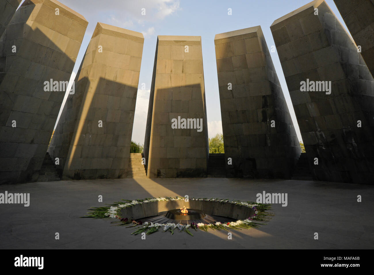 Flamme éternelle à l'intérieur du cercle de dalles de basalte incliné à la mémorial au génocide arménien sur Tsiternakaberd Hill (Forteresse des hirondelles), Yereven, Arménie Banque D'Images