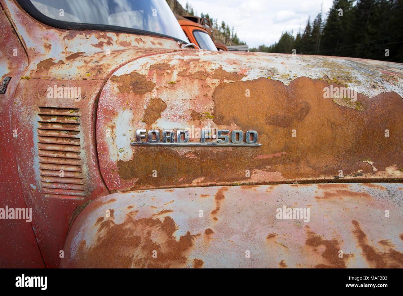 L Chrome F 500 Logo Sur Le Cote Du Capot Sur Un Vieux Rouge 1953 Ford F 500 Camions De Ferme Dans Une Carriere De Pierres A L Est De L Idaho Clark Fork Photo Stock