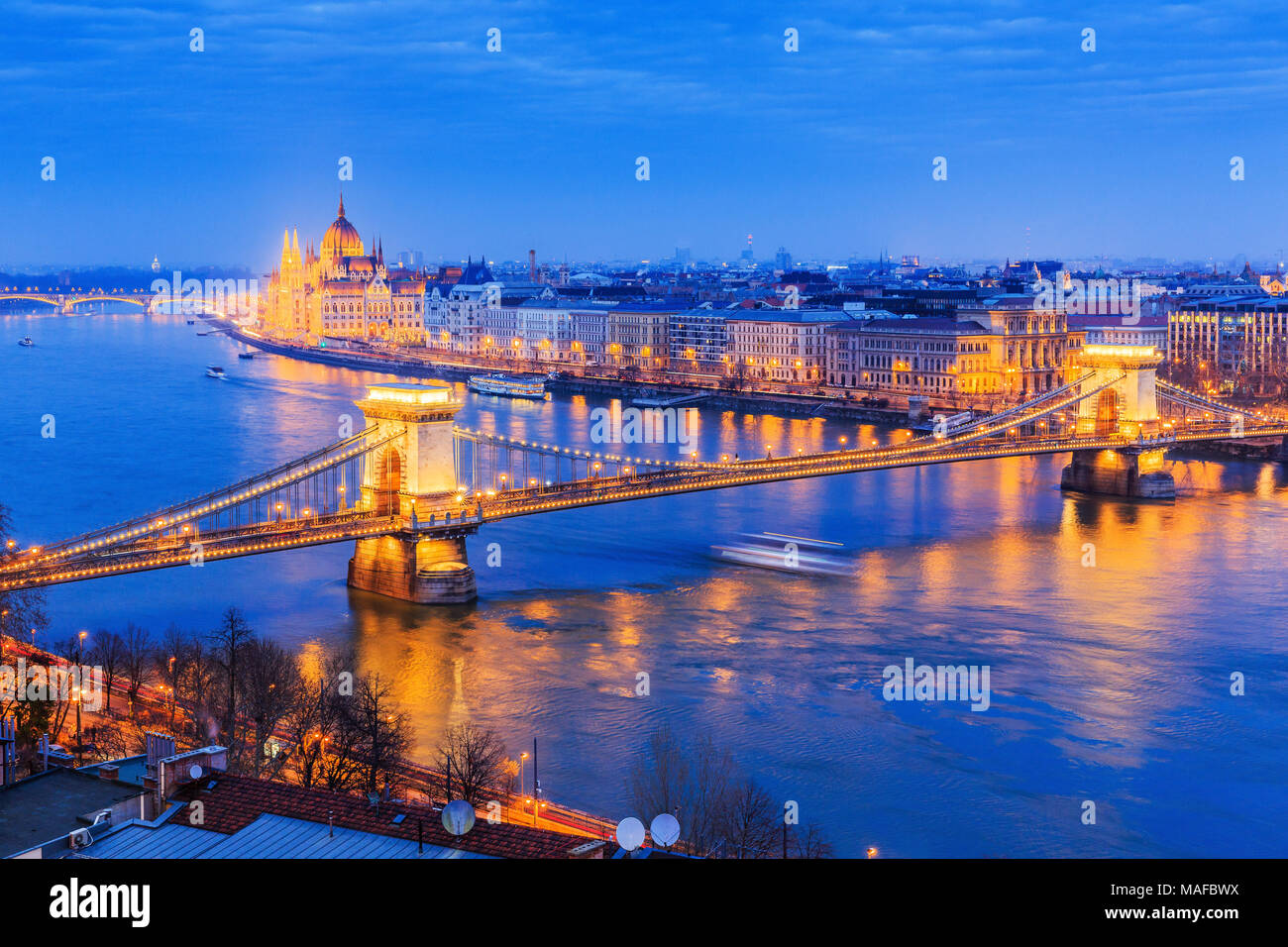 Budapest, Hongrie. Vue panoramique avec le Pont des Chaînes et le Parlement. Banque D'Images