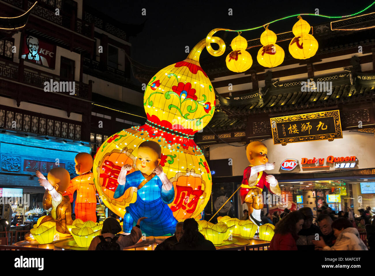 Lumières colorées à Lantern Festival célébrant le Nouvel An chinois dans le jardin Yuyuan, Shanghai, Chine Banque D'Images