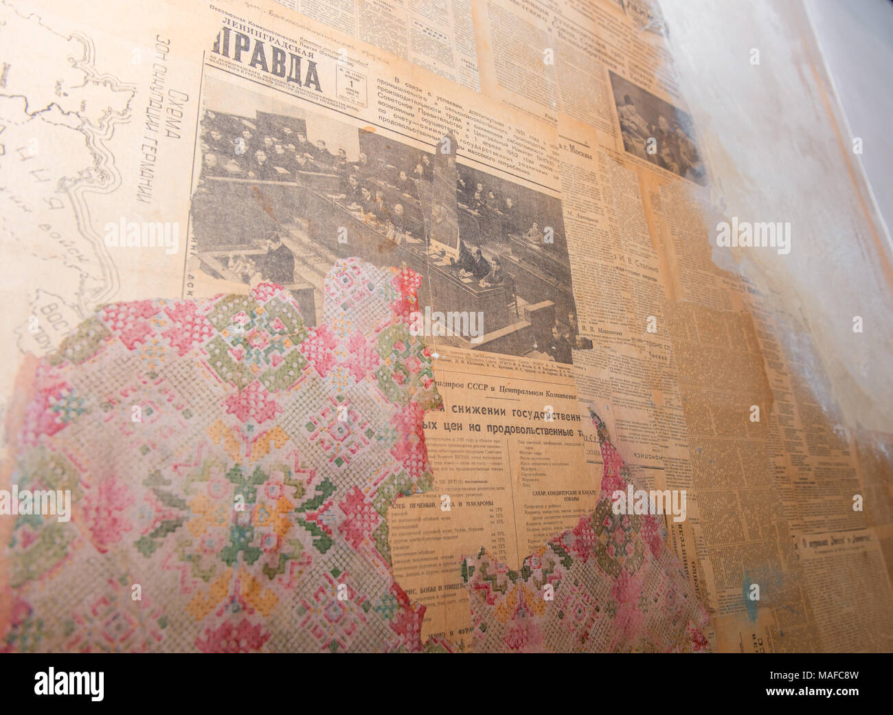 La Russie, Saint-pétersbourg - le 18 août 2017 : Fragment d'un vieux mur avec du papier peint et de vieux haillons journaux communistes Banque D'Images