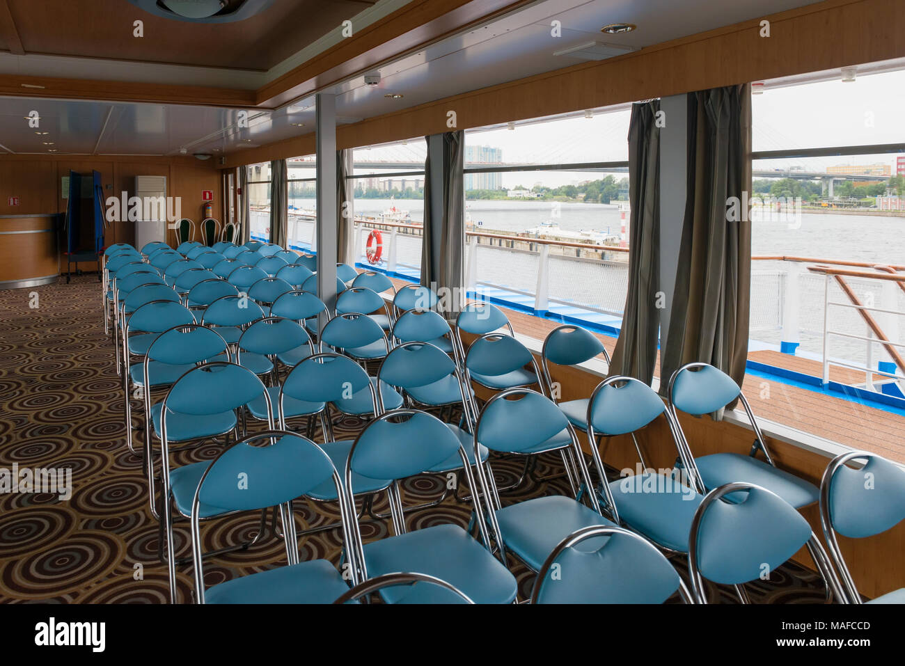 Intérieur de la salle de conférence sur le navire à passagers touristiques Banque D'Images