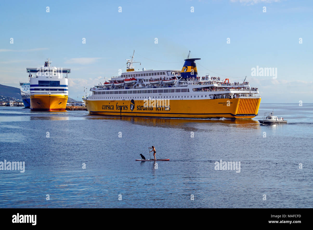 Corsica Ferries Sardinia Regina est l'inversion du port de Bastia Bastia Corse France Europe avec la Sardaigne Andrea amarré à l'arrière-plan Banque D'Images