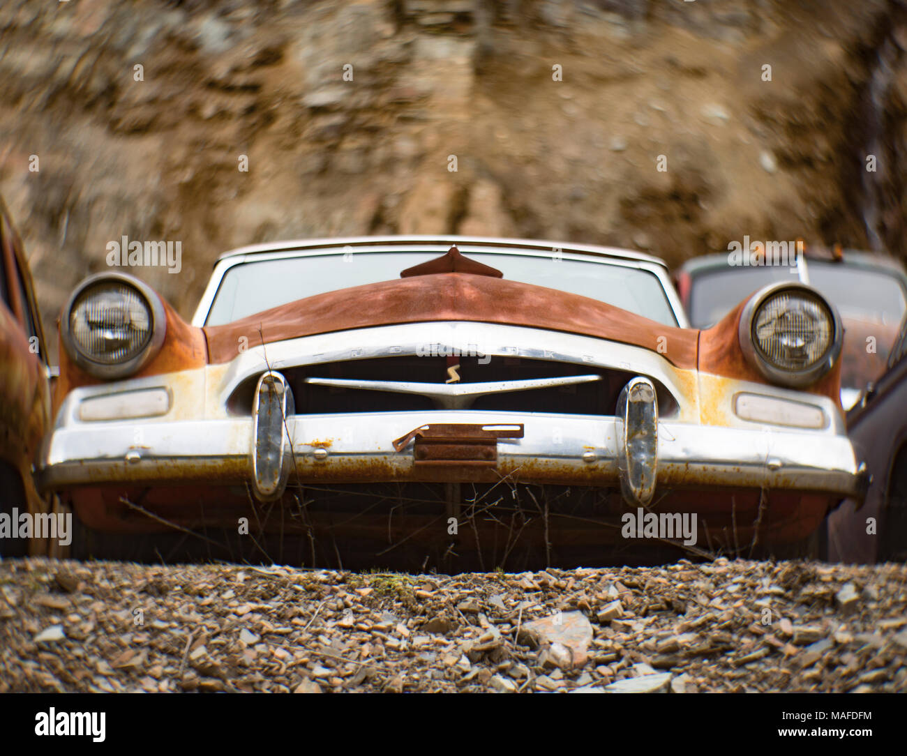 L'avant d'un vieux, rouillé 1955 Studebaker Commander coupé, dans une carrière de pierres, à l'Est de l'Idaho Clark Fork. Banque D'Images