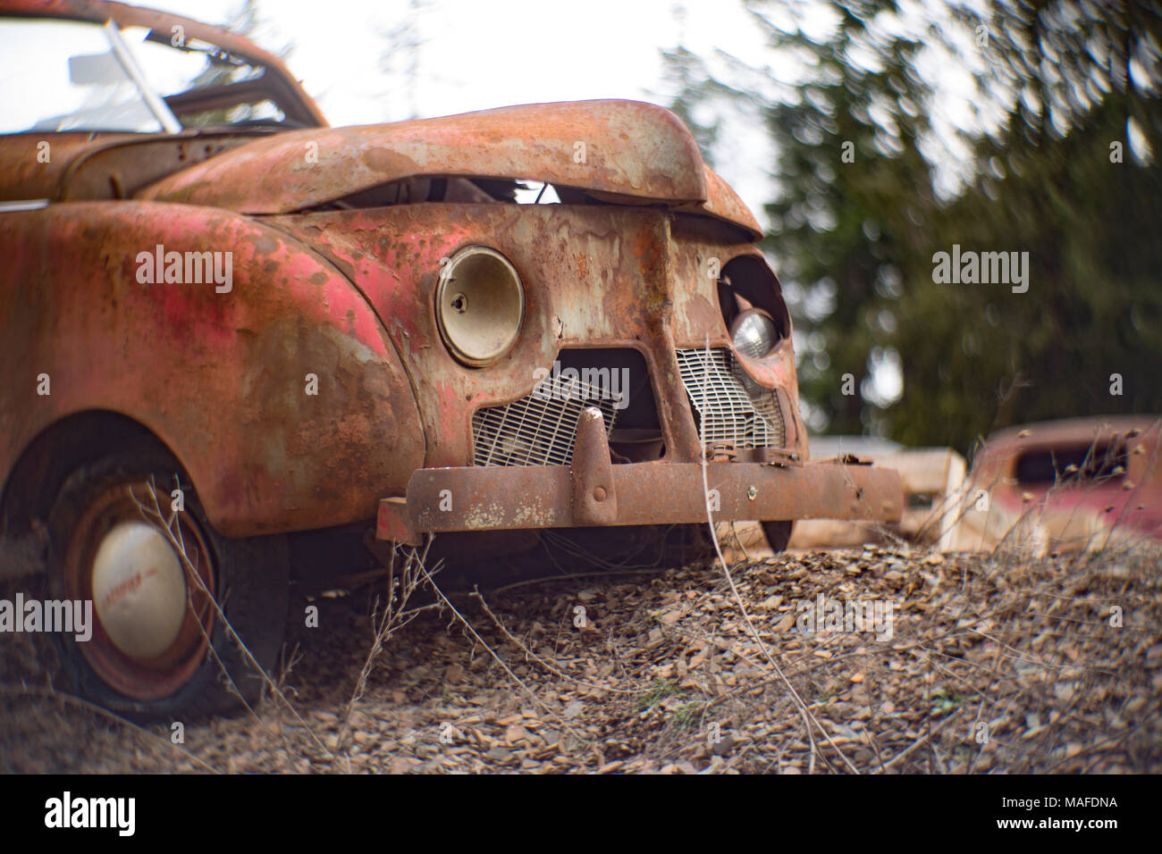 Un rusty 1947 Crosley convertible à deux portes, dans une carrière de pierres, à l'Est de l'Idaho Clark Fork. Banque D'Images