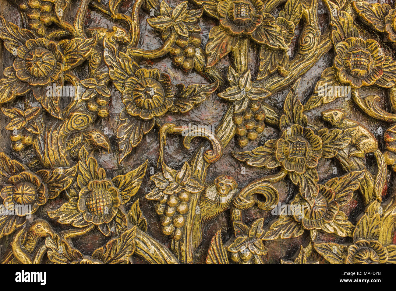 Fleur de motif sculpté sur fond de bois fait main en Asie. Banque D'Images