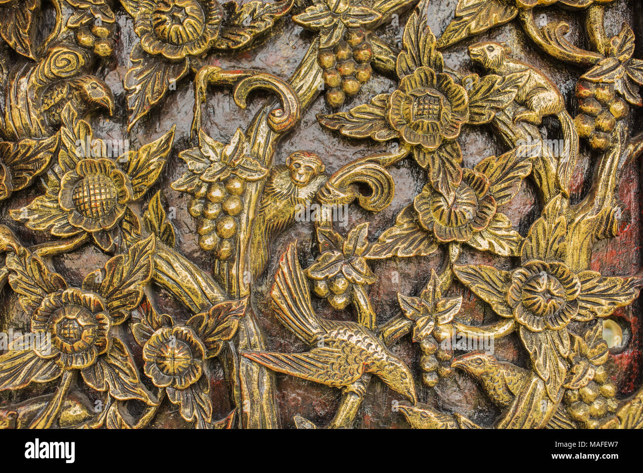 Fleur de motif sculpté sur fond de bois fait main en Asie. Banque D'Images